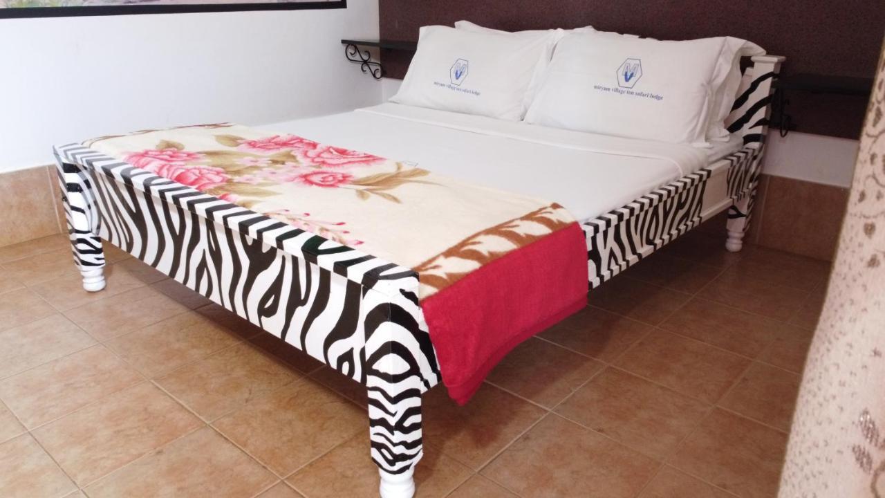 Miryams Village Inn Safari Lodge Sultan Hamud Buitenkant foto