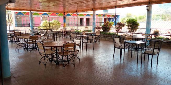 Miryams Village Inn Safari Lodge Sultan Hamud Buitenkant foto